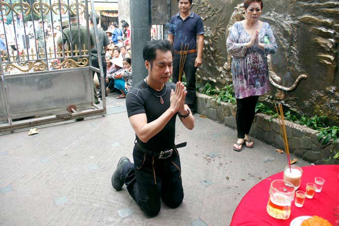 Trăm người chen chân trước nhà Ngọc Sơn - 10