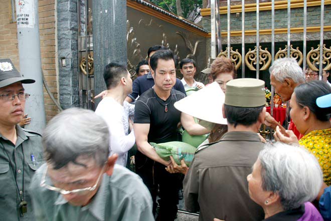 Trăm người chen chân trước nhà Ngọc Sơn - 11