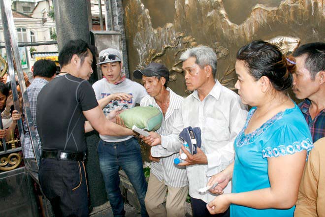 Trăm người chen chân trước nhà Ngọc Sơn - 12