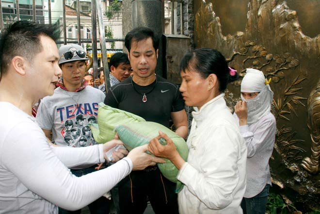 Trăm người chen chân trước nhà Ngọc Sơn - 13