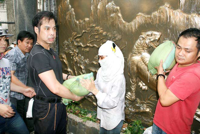 Trăm người chen chân trước nhà Ngọc Sơn - 14