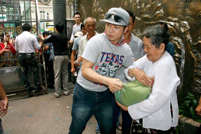 Trăm người chen chân trước nhà Ngọc Sơn - 15