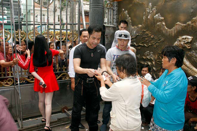 Trăm người chen chân trước nhà Ngọc Sơn - 16