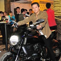 Ô tô - Xe máy - "Soi" Ducati mới tậu giá 720 triệu của Tuấn Hưng