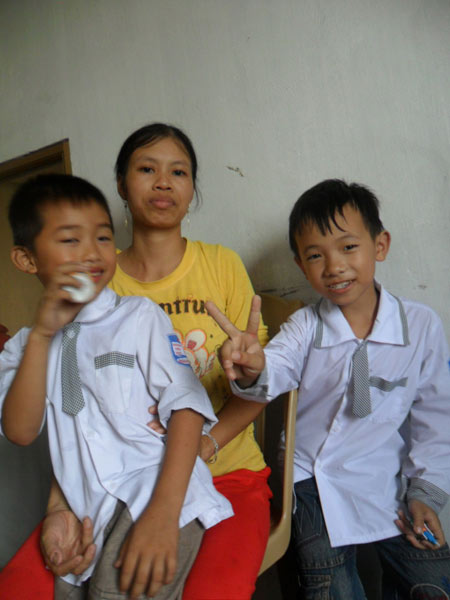 Hai lúa đạp xe miễn phí đưa trẻ đến trường - 3