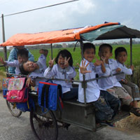 Giáo dục - du học - Hai lúa đạp xe miễn phí đưa trẻ đến trường