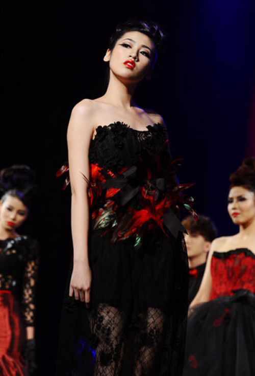 Bi hài khi Hoa hậu diễn catwalk - 7