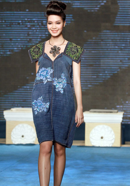 Bi hài khi Hoa hậu diễn catwalk - 4
