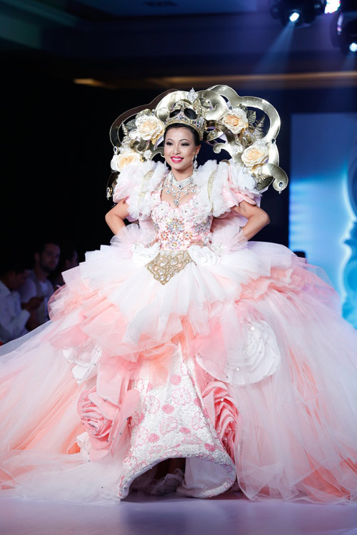 Bi hài khi Hoa hậu diễn catwalk - 8