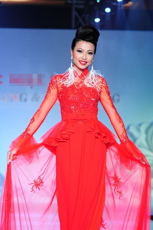 Bi hài khi Hoa hậu diễn catwalk - 9
