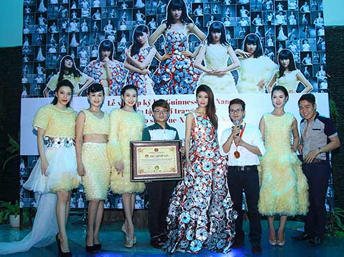 Váy 4.000 bao cao su lập kỷ lục Việt Nam - 1