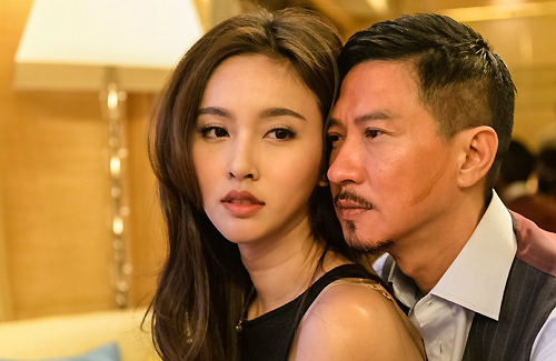 Trương Gia Huy ôm ghì mỹ nhân chuyển giới nude - 1