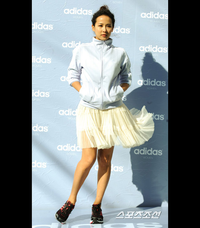 Chiếc váy xếp ly bằng chất liệu voan nhẹ này sẽ 'phản chủ' khi gặp gió to. Trong ảnh là nữ diễn viên xứ Hàn, Jo Yeo Jung
