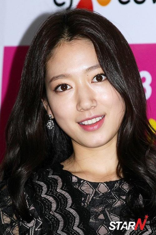 “Bạn gái Lee Min Ho” xinh tươi đi nhận giải - 1