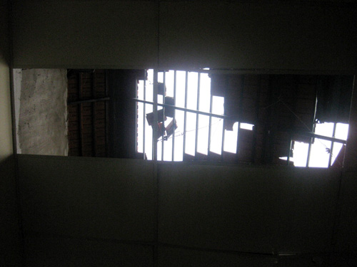 “Nghi án” máy bay làm tốc mái nhà dân - 2