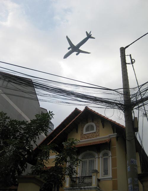 “Nghi án” máy bay làm tốc mái nhà dân - 4