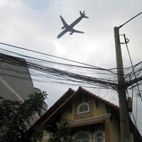 Tin tức trong ngày - “Nghi án” máy bay làm tốc mái nhà dân