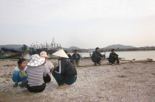 Đắm tàu ở Nghệ An: Cạn nước mắt ngóng chờ - 1