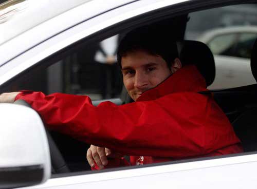 Messi tai nạn khi đi điều trị chấn thương - 1