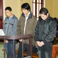 Pháp luật - 3 người cướp súng, đánh CSHS lĩnh án