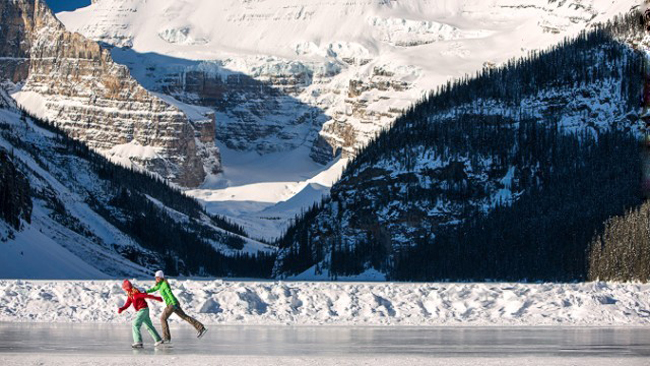 1. Sân băng hồ Louise, Canada: Hồ Louise là một trong những địa điểm tham quan không thể bỏ qua khi tới Canada. Vào mùa hè, nước hồ trong xanh, phản chiếu những hình ảnh hùng vĩ của rặng núi Rocky. Thế nhưng khi thời tiết chuyển mình sang đông, mặt hồ nhanh chóng đóng băng tạo thành một trong những sân trượt băng đẹp nhất trên thế giới, thu hút số lượng lớn khách du lịch trong và ngoài nước tới vui đùa.
