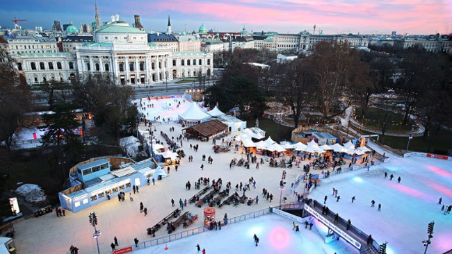 2. Sân băng tổ chức Vienna Ice Deam, Áo: Vienna Ice Dream là một sự kiện trượt tuyết được tổ chức hàng năm tại thành phố Vienna, Áo. Vào mùa đông, phía trước tòa thị chính biến thành một sân trượt băng vô cùng lớn và bạn có thể thoả thích thể hiện tài năng trượt băng của mình. Bên cạnh những vòng trượt chính trên sân, bạn cũng có thể trượt dọc theo con đường mòn dài 415m xung quanh.
