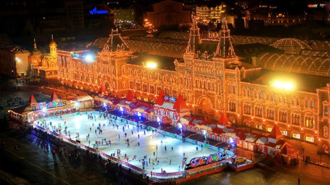 3. Sân băng trên quảng trường Đỏ (Red Square), Moscow: Trong nhiều năm liên tiếp, một phần của quảng trường Đỏ tại Moscow được biến thành một sân băng đón khách du lịch trong và ngoài nước tới trượt băng và tận hưởng không khí cận kề ngày lễ Giáng Sinh. Xung quanh sân băng, những ngôi nhà ngói đỏ với hệ thống đèn điện nhấp nháy đủ màu sắc khiến không khí của ngày lễ Noel lan tỏa khắp nơi nơi.
