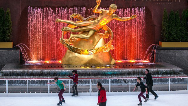 5. Sân băng tại trung tâm Rockefeller, Mỹ: Sân băng Rockefeller được đánh giá là một nét tinh túy mới của thành phố New York, một nơi thú vị để trải nghiệm mùa đông. Tới với nơi đây, bạn sẽ vừa được trượt băng, vừa được ngắm khung cảnh tuyệt đẹp xung quanh với bức tượng mạ vàng Prometheus và vòi phun nước rực rỡ sắc màu.
