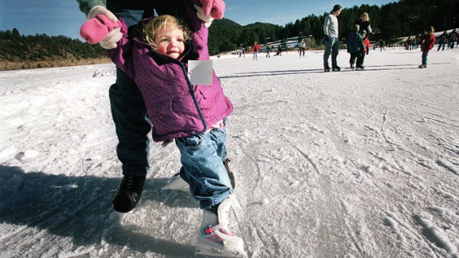 9. Sân băng ở hồ Evergreen, Colorado: Mỗi mùa đông, sân băng công cộng tuyệt đẹp tại Colorado này thu hút hàng triệu du khách trong và ngoài nước tới đây trượt băng và vui đùa với tuyết trắng. Sau khi thỏa thích vui đùa ngoài trời lạnh, bạn có thể vào Evergreen Lake House và thưởng thức một cốc sô cô la nóng với một chút đồ ăn nhẹ.
