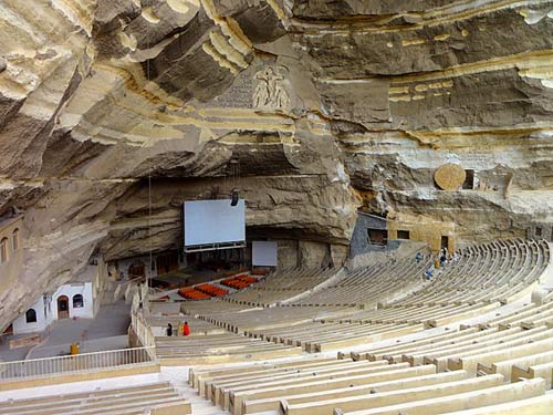 Độc đáo nhà thờ hang động ở 'thành phố rác' - 8