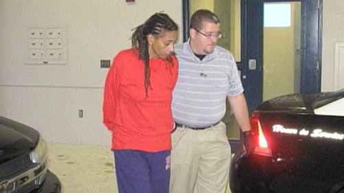 Mỹ: Hận bạn trai, xách súng bắn nhầm con gái - 2