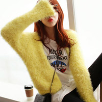 Thời trang công sở - Tôn nét nữ tính với áo len lông xù