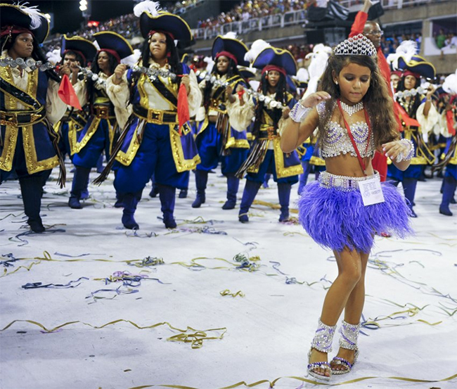 Julia Lira - cô bé nhỏ tuổi nhất được phong tặng danh hiệu Nữ hoàng điệu samba khi mới 7 tuổi

