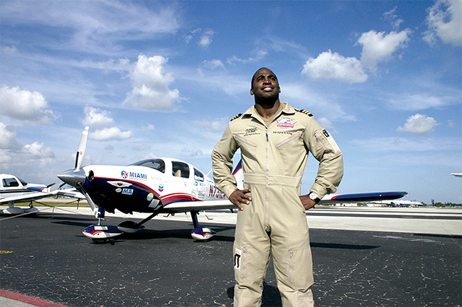 Barrington Irving, 23 tuổi phi công trẻ nhất bay vòng quanh thế giới
