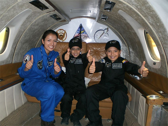 7 tuổi, người Ecuador, trở thành hành khách trẻ nhất đi trên chuyến bay phi trọng lực
