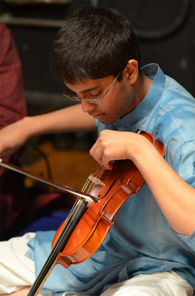 Sandeep N Bharadwaj sinh năm 1995 là người trẻ tuổi nhất biểu diễn tại sự kiện Carnatic Music với violin
