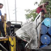 Tin tức trong ngày - Lật xe, tài xế kẹt cứng, dầu cá tràn đại lộ