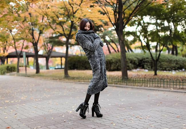 Cho Min Yeong khoe chiếc áo len dài giúp cô đủ ấm trong tiết trời đông rét mướt
