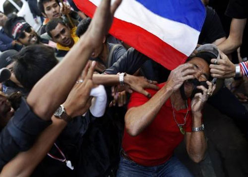 Người biểu tình tấn công, bà Yingluck tránh mặt - 1