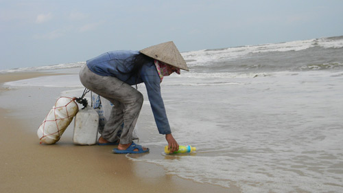 Trẻ nhỏ lao người qua sóng dữ… lượm ve chai - 14