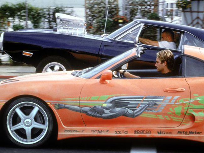 Paul Walker, tiền cảnh, và Vin Diesel trong một cảnh The Fast and the Furious
