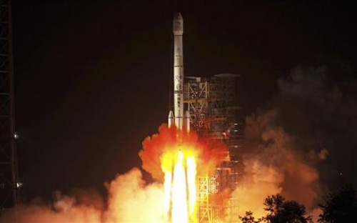 Trung Quốc phóng tàu thăm dò Mặt trăng đầu tiên - 1