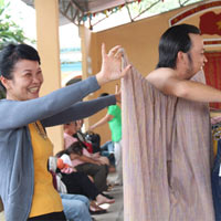 Ngôi sao điện ảnh - Lộ cảnh Hoài Linh thay đồ ngoài trời