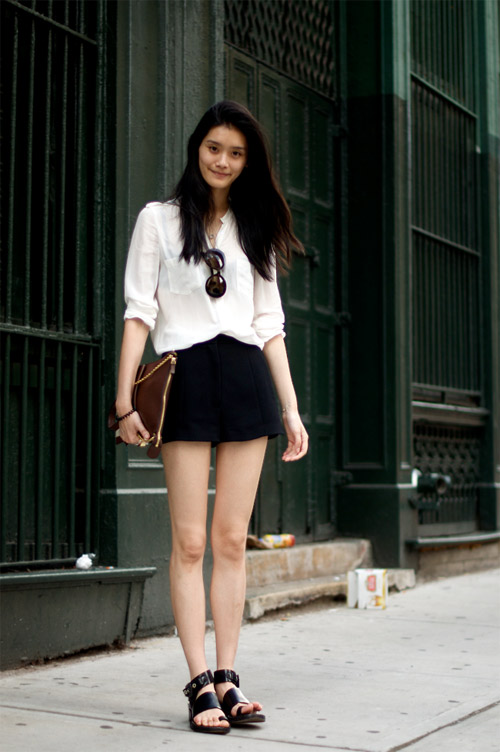 Chân dài Trung Quốc mặc đẹp trên phố Tây - 9