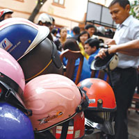 Thị trường - Tiêu dùng - Chất lượng mũ bảo hiểm: Còn nguyên nỗi lo