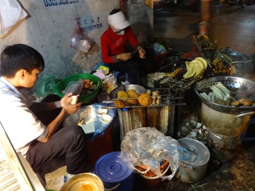 Vỉa hè: Ban ngày tập kết rác, ban đêm hàng ăn - 2