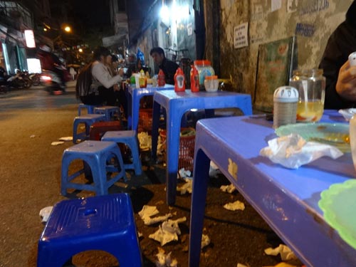 Vỉa hè: Ban ngày tập kết rác, ban đêm hàng ăn - 3