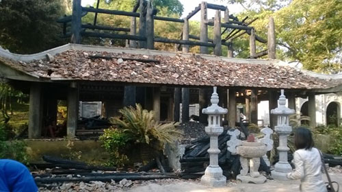 Cảnh tan hoang sau vụ cháy đền thờ Lê Lai - 1