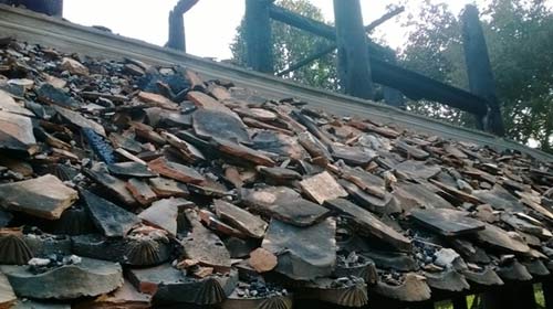 Cảnh tan hoang sau vụ cháy đền thờ Lê Lai - 13