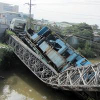 Tin tức trong ngày - Cố đi, xe siêu trọng "đè" sập cầu tạm
